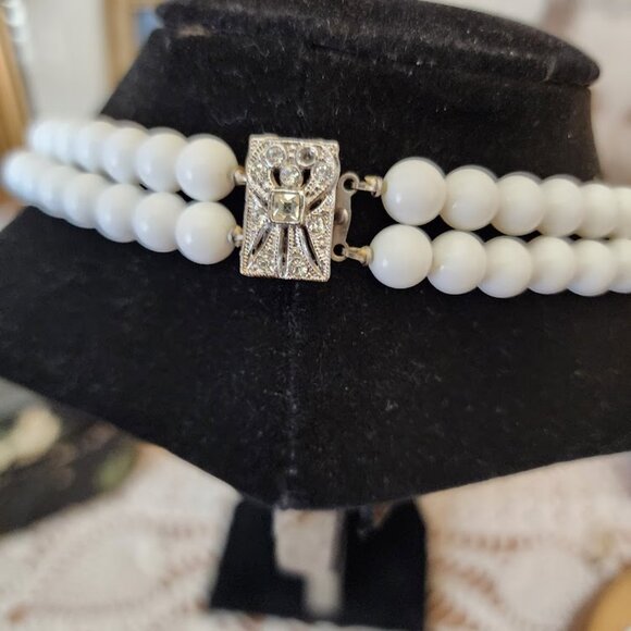 Vintage White Milk Glass Necklace - Picture 5 of 6